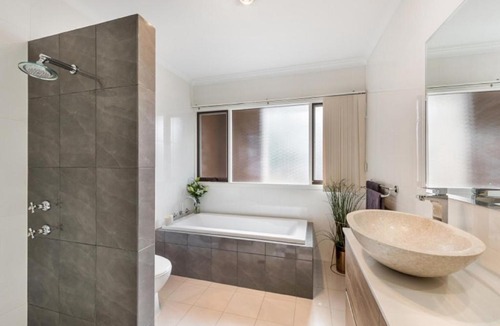 North Adelaide Apartment | Adelaide Style Accommodation-Close to City-North Adelaide-3 Bdrm- FREE Parking