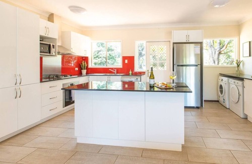 North Tamborine House | Administration House Winery Stay