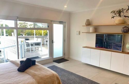 Orford Apartment | Adorable Studio next to cafe, walk to beach!