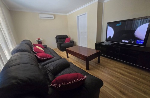 Kelmscott House | Advantage House- A place to relax with your family space