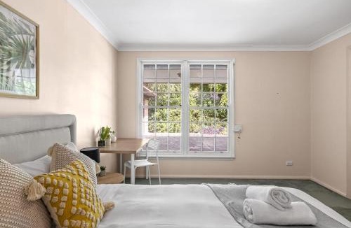 Pymble House | Affordable No-Frills Queen Room in Pymble - Shared Bathroom