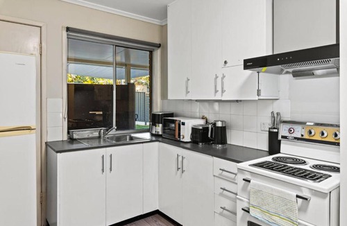 Jindalee House | Affordable Stay Private and Convenient Near Shops