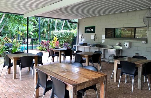 Smithfield Apartment | Affordable tropical stay with all meals - 4 bedroom unit