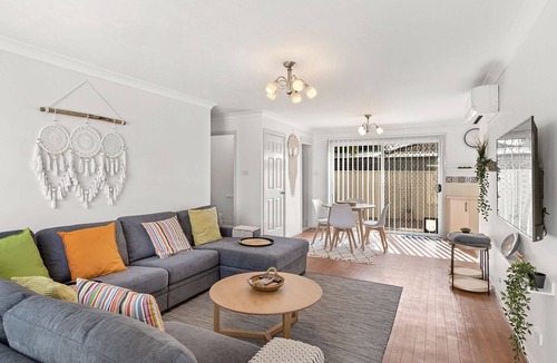 Salamander Bay House | Air conditioned duplex near the shops
