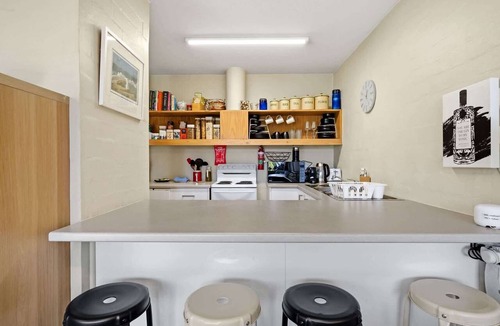 Kingston Apartment | Airy & Arty 2-Bed – Old Kingston Meets Foreshore
