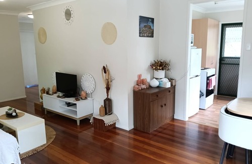 Slacks Creek House | Airy, quaint hideaway with fantastic location
