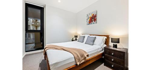 Melbourne Apartment | Albert Park 2BR Stay Ultra Luxe With Pool Gym Parking