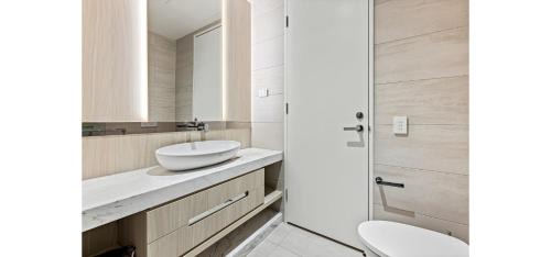 Melbourne Apartment | Albert Park 2BR Stay Ultra Luxe With Pool Gym Parking