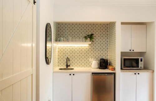 Suffolk Park Apartment | Alcorn Garden Studio - Dog friendly 2 mins walk to beach