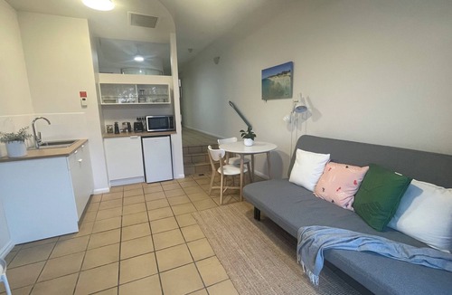 Alexandra Headland Apartment | Alex studio beachside. Surf, dining, shops & views