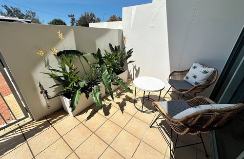 Alexandra Headland Apartment | Alex studio beachside. Surf, dining, shops & views