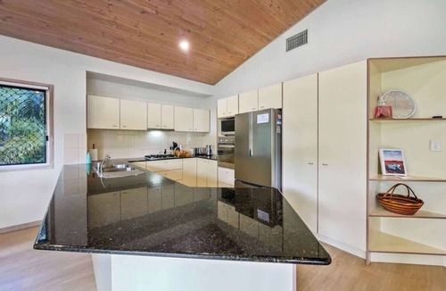 Alexandra Headland House | Alex Treehouse by the Beach- 5BRM with Pool