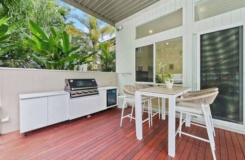 Alexandra Headland House | Alex Treehouse by the Beach- 5BRM with Pool