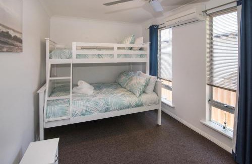 West Busselton House | All Decked Out- WIFI, AC in bedrooms, Fireplace