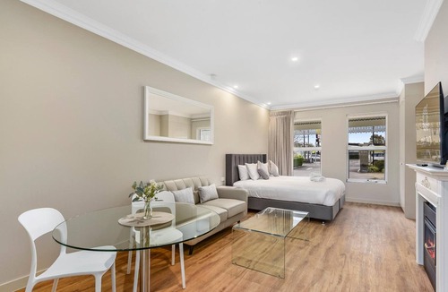 Naracoorte House | Aloha Central Luxury Accommodation