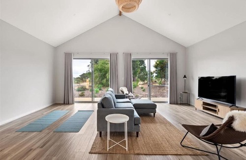 Quindalup House | Amaroo - Luxe Hinterland Three-bedroom Farmhouse with Studio