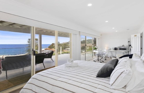 Avoca Beach House | Amazing views and short walk to beach