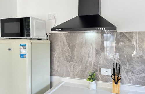 Daisy Hill Apartment | Amber 1bd studio Daisy Hill-minutes to M1 highway