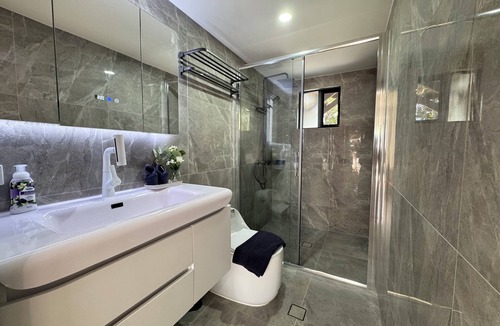 Daisy Hill Apartment | Amber 1bd studio Daisy Hill-minutes to M1 highway