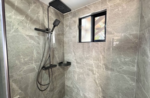 Daisy Hill Apartment | Amber 1bd studio Daisy Hill-minutes to M1 highway