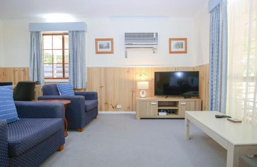 Bright House | Amber Cottage