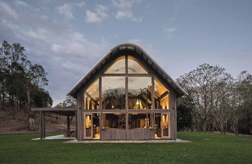 Pullen Vale House | An American Barn meets an Australian shed.