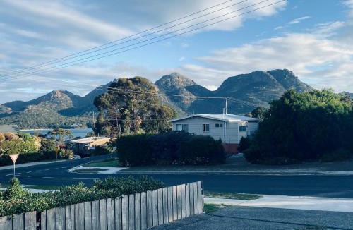 Coles Bay House | Angasi