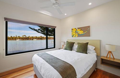 Huskisson Villa | Anglesea Waterfront Bungalow with Spa Bath by Book Jervis Bay