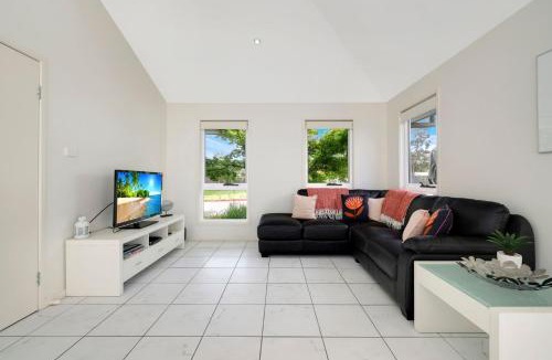 Huskisson House | Annvilla by Book Jervis Bay
