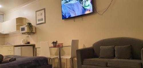 Griffith Apartment | Apartment in Griffith with Free Parking & Wi-fi