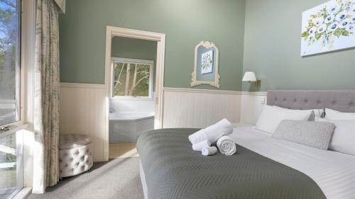 Apollo Bay Apartment | Apple Tree Cottage - Charming Coastal Getaway