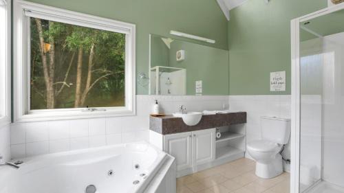 Apollo Bay Apartment | Apple Tree Cottage - Charming Coastal Getaway