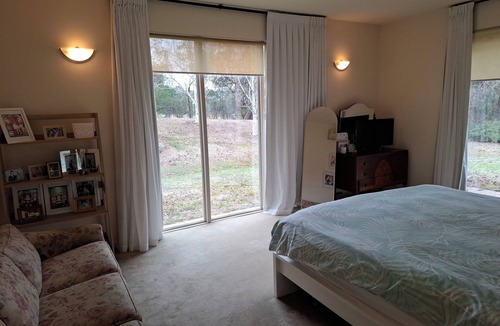 Newham House | Applegarth - Hanging Rock Views, Near Wineries, Rural 3BR Stay!