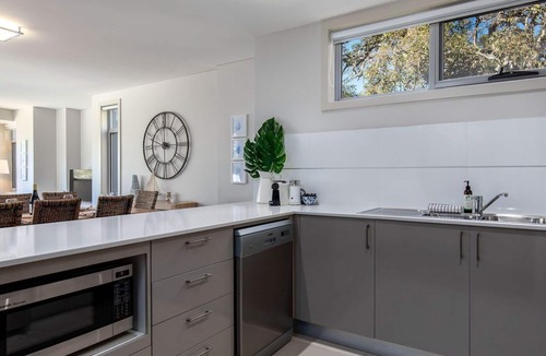 Huskisson Apartment | Aqua View: Modern three bedroom apartment overlooking Moona Moona Creek and Jervis Bay