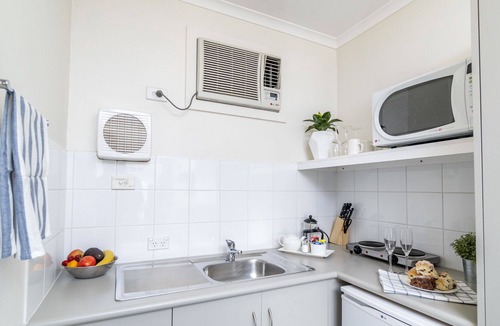 Glenelg Apartment | Aqua Waves Glenelg Central Studio Apt