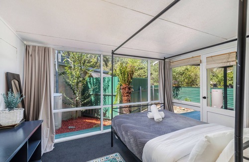 Yarralumla House | Architectural Comfy 2B&2B suite with garden view close to lake & Shopping Centre