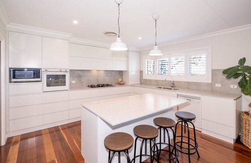 Moore Creek House | Ardington - 4-Bed Pet-Friendly with Pool