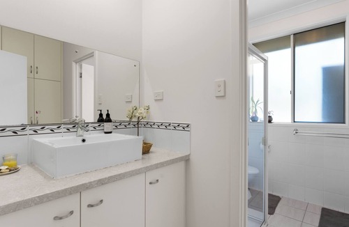 Rostrevor House | Artistic private 3 Bedroom house with courtyard and parking