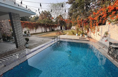 Jhajra Villa | Arubhi Cottage, a green hideaway with pool