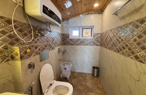 Theog Bed & Breakfast | Attic cozy retreat by high rise inn kufri