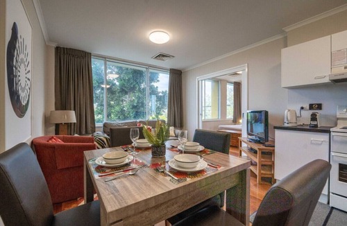 Auchenflower Apartment | Auchenflower 1BR Retreat, Parking Close to UQ & M5