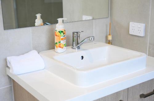 Austral Apartment | Austral 5B3B 10 Guests Near Train & Shops