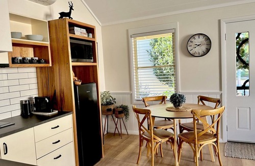 Bright Cottage | Autumn Beauty - Alpine Cottage 5