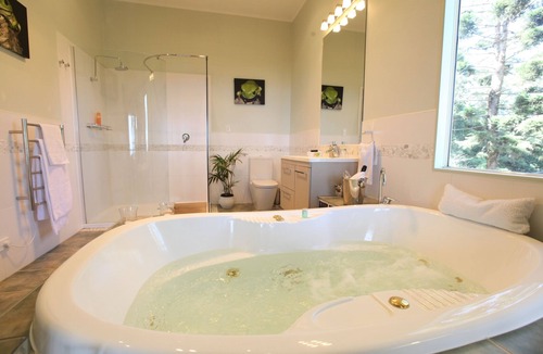 North Tamborine Bed & Breakfast | Avocado Sunset B&B