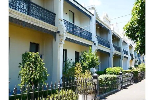 South Melbourne Apartment | Awesome Albert Park Art Deco 2 Bedroom Apt. Bevan2