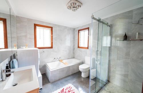 Encounter Bay House | BaeView - Panoramic Group Stay Above Encounter Bay