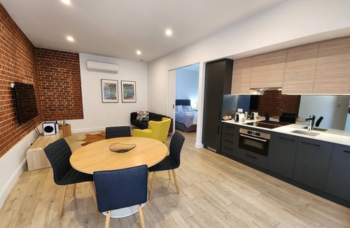 Semaphore Apartment | Bank Teller 1 Bedroom Apartment Close to Semaphore beach