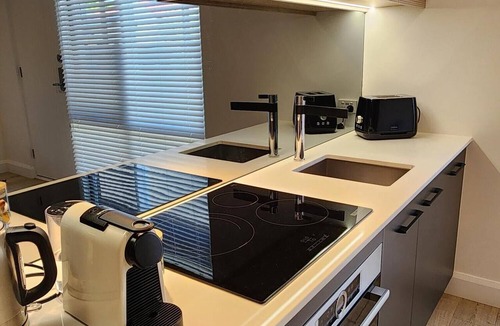 Semaphore Apartment | Bank Teller 1 Bedroom Apartment Close to Semaphore beach