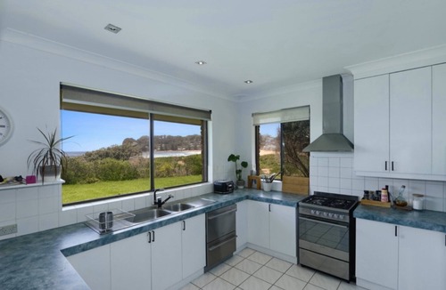 North Avoca House | Bareena Cottage - Absolute Beachfront
