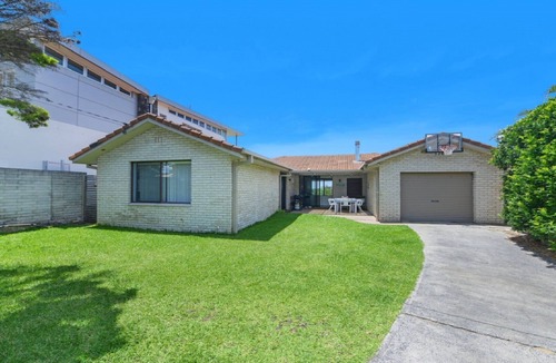 North Avoca House | Bareena Cottage - Absolute Beachfront
